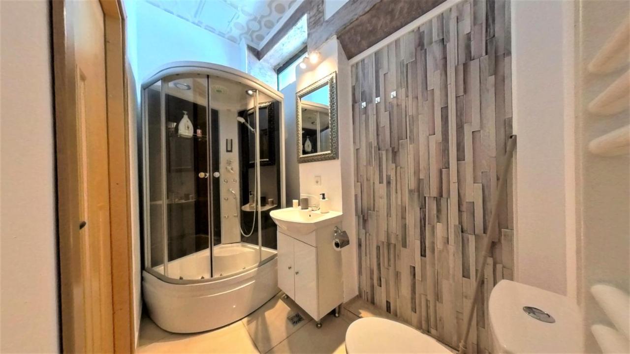 Casa J. Gusbeth - *