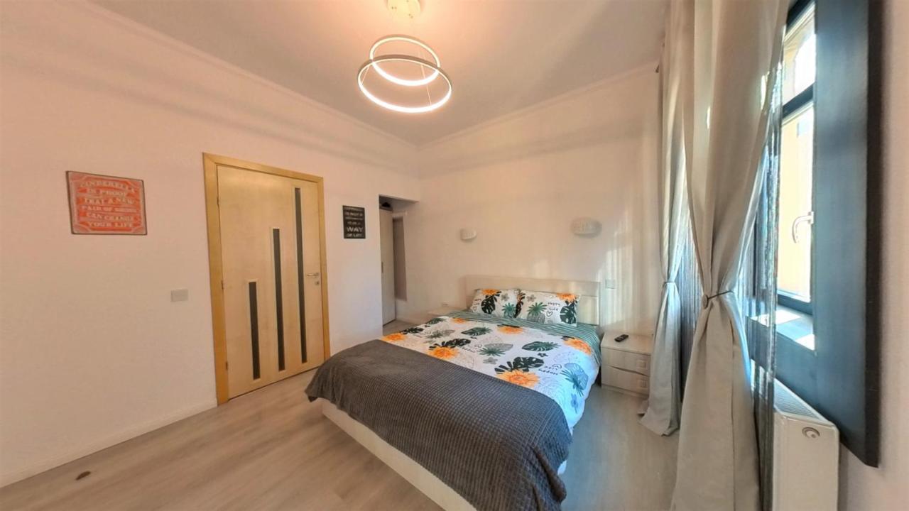 Casa J. Gusbeth - *