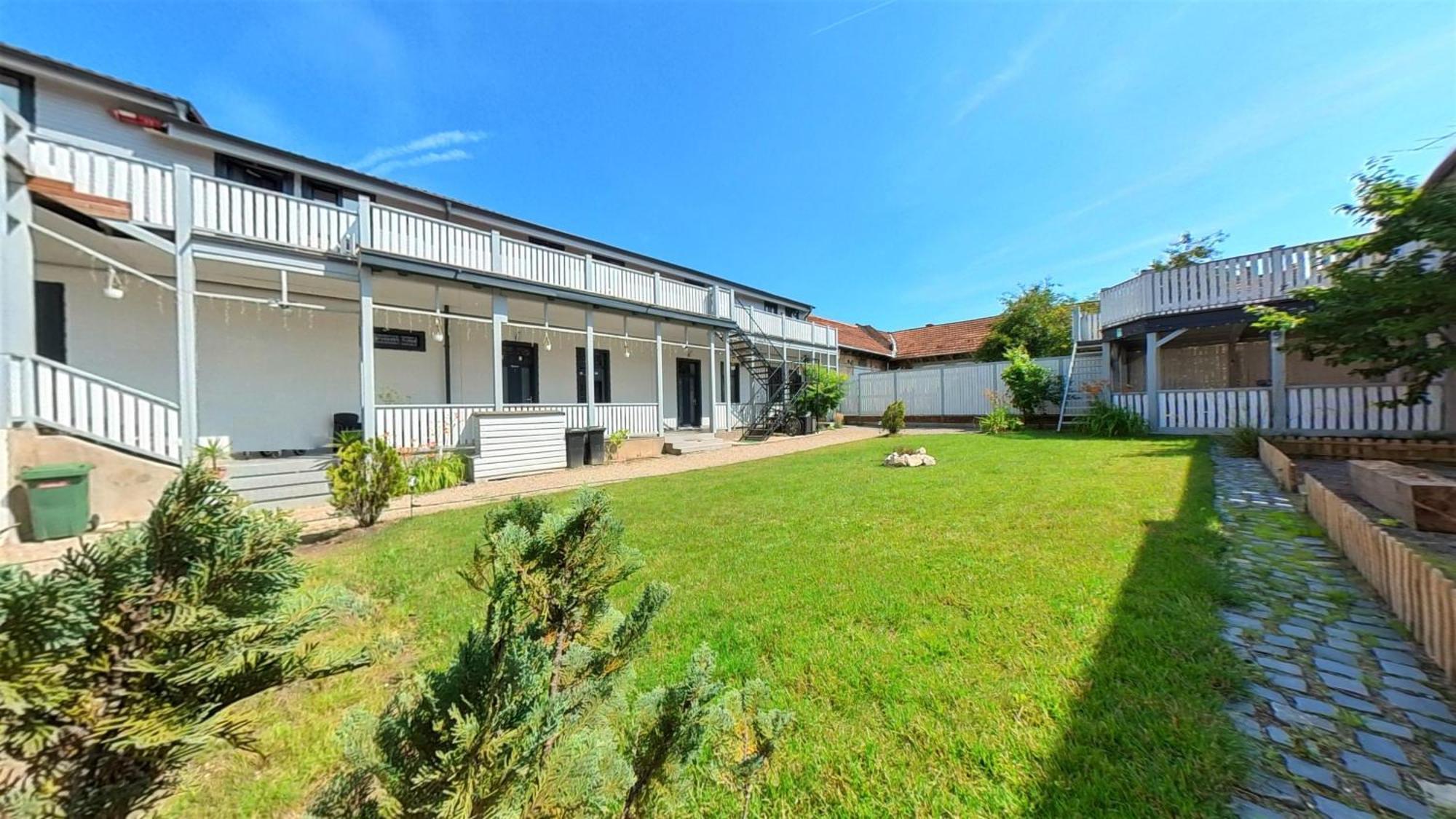 Casa J. Gusbeth - *